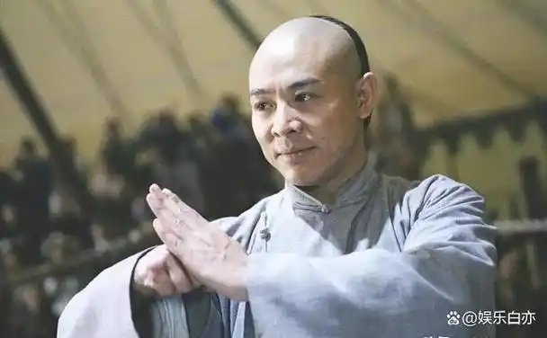 同样是李连杰基因把黄秋燕和利智女儿一对比差距就出来了