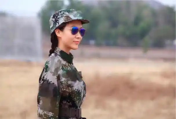 外景主持人:王芳出镜记者,《军迷淘天下》栏目责任编辑,制片.