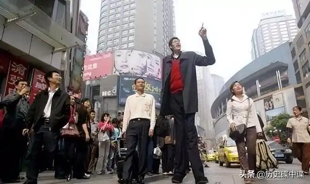 亚洲第一巨人张俊才:身高竟达2.42米,斩获世界纪录后生活如何?