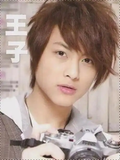 台湾棒棒堂男子组合成员出道,这个团一共六个人,就属他跟敖犬俩人最帅