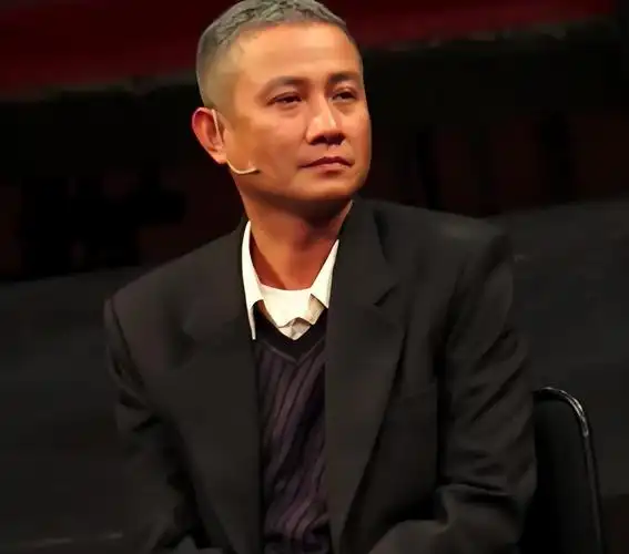 38岁文章近照曝光!头发花白目光呆滞像个老头,精神状态引担忧