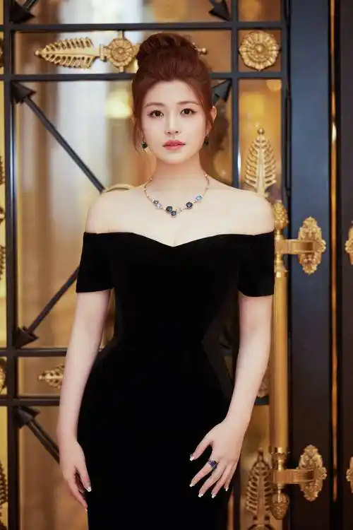 陈妍希黑色抹胸连衣裙性感写真,一头黑色长发披肩,妆容精致,皮肤白皙