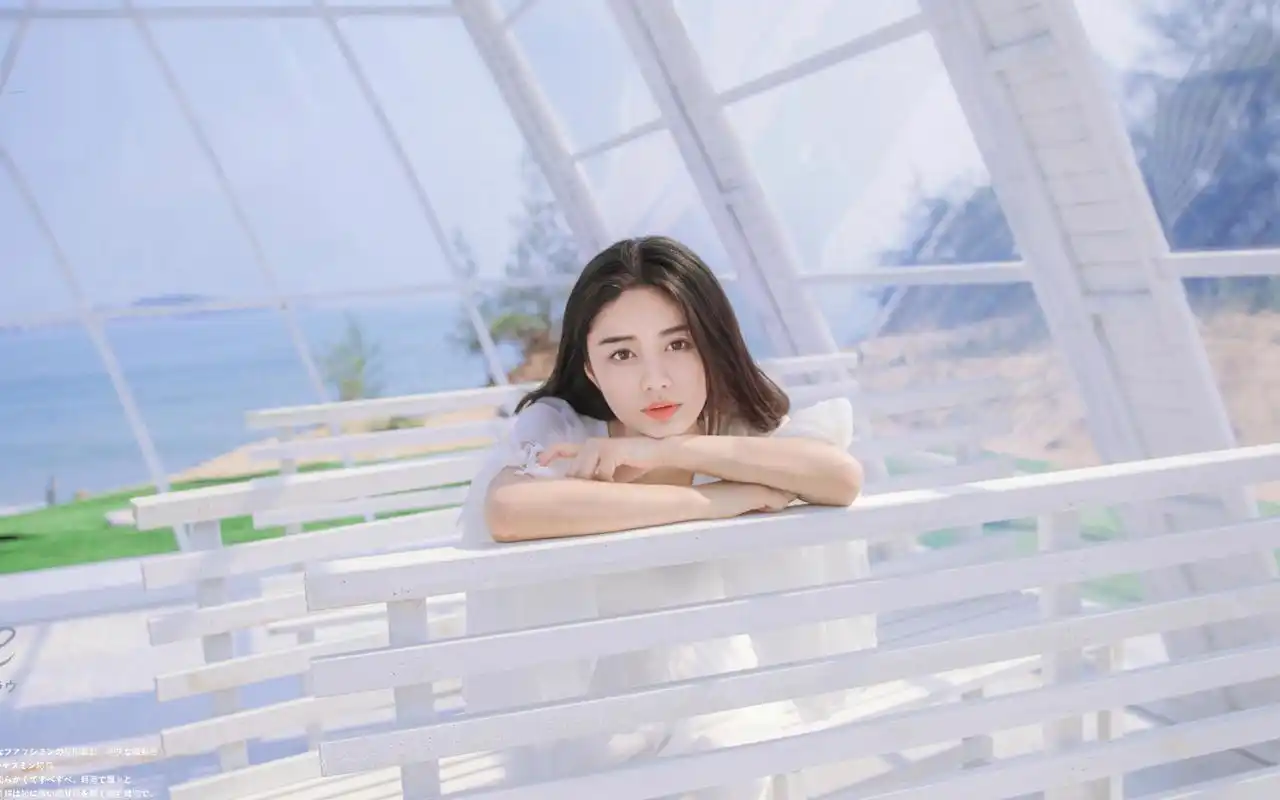 高颜值美女白裙户外清新写真图片壁纸