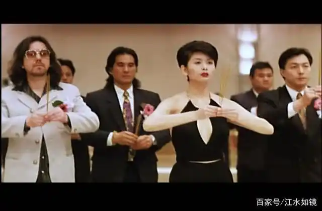 最终高捷出面指证丁瑶为杀害帮主的主谋,山鸡不忍丁瑶被三联帮带回