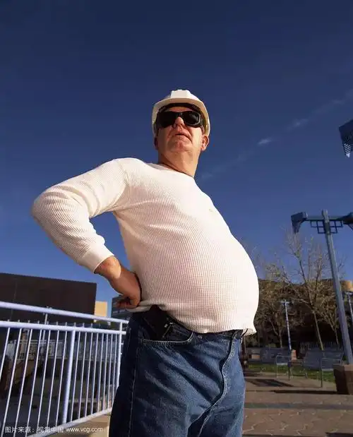 发际线,大肚腩,货到付款的大金表…油腻男从来不分中年和青年!