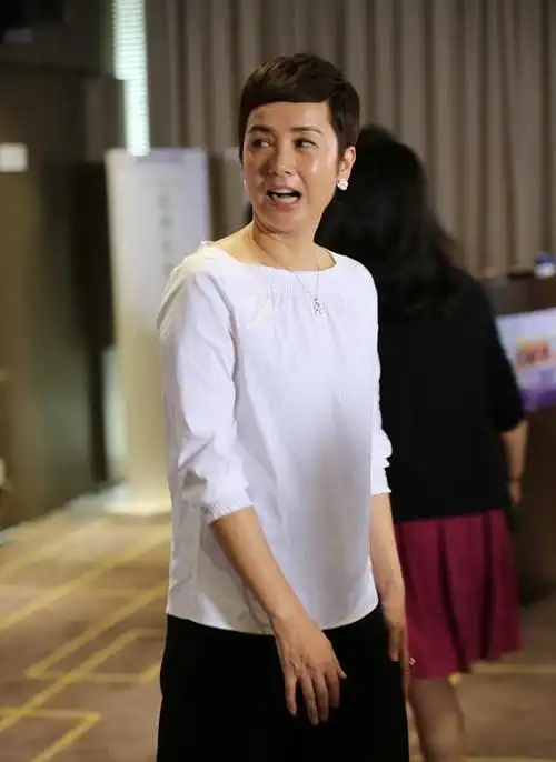 蒋雯丽穿衬衫成熟又干练即使老了也依然很美假装生气好可爱