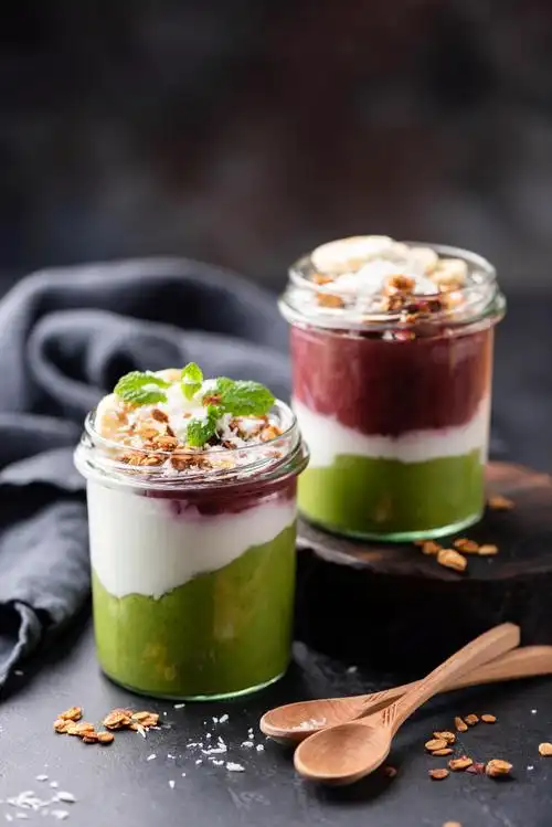 层状的冰沙在罐子