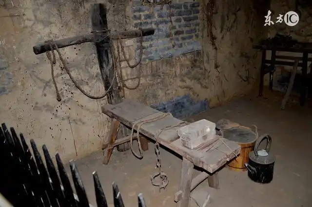 基本结构长凳的一头竖直安装着一根木桩或者木柱,木柱与长凳的夹角呈