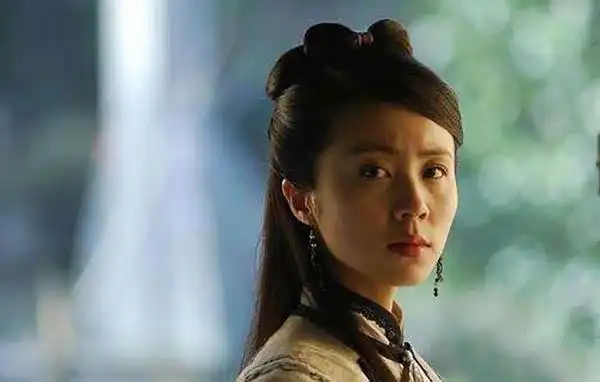 《天地传说之鱼美人》;2002年出演武侠剧《书剑恩仇录》而受到关注