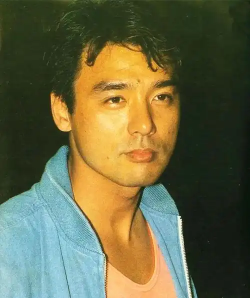 "温拿乐队"出身的钟镇涛,年轻时曾是红极一时的歌手兼演员.