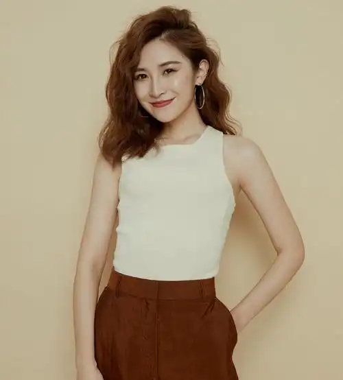 主持人汪聪拥有高颜值,大长腿,气质明艳优雅