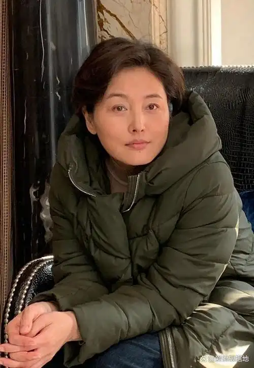 花城举办的第二季选美大赛,当时的她可谓是一个相貌出众的年轻美女