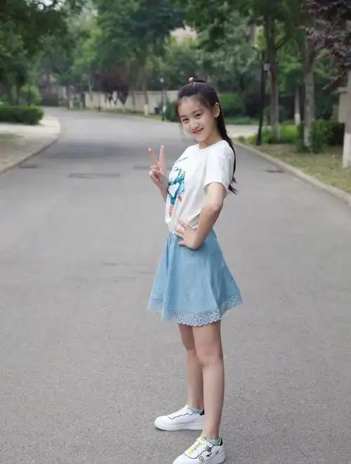 12岁近照眉眼神似爸爸,穿运动装脸大下巴长_高清图集_新浪网