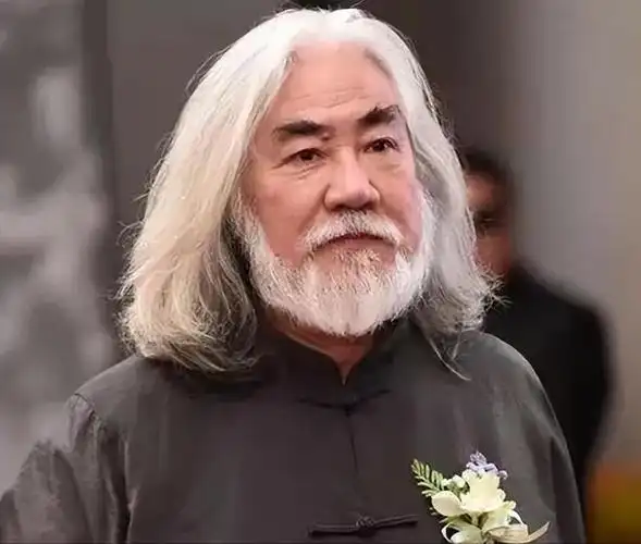 72岁张纪中甜蜜发文甜搂小31岁娇妻霸气表白拍照姿势引热议