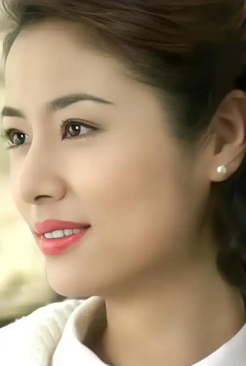 47岁林心如老到认不出,穿宽松t恤显苍老,素颜出镜似寻常大婶