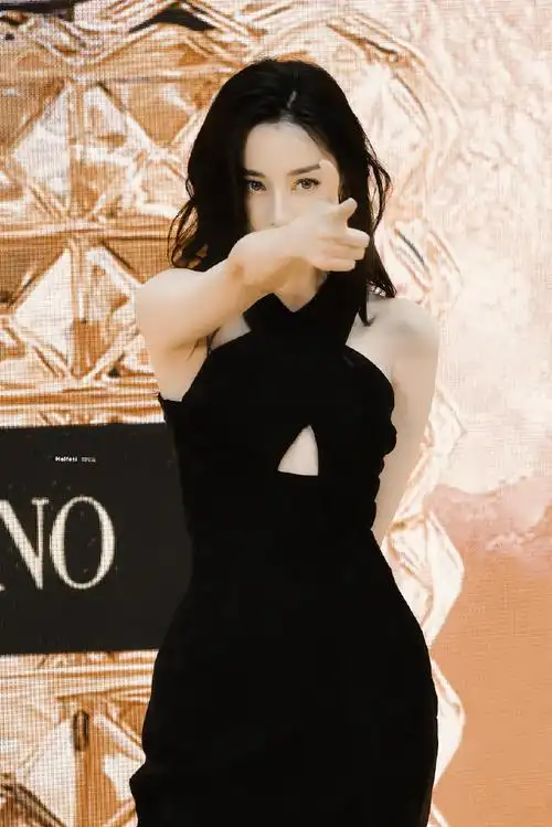 迪丽热巴超话#迪丽热巴镂空黑裙#闻香识美人@dear-迪丽热巴