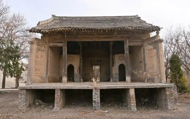山西农村一座戏台,远看破破烂烂,走近才发现内藏乾坤