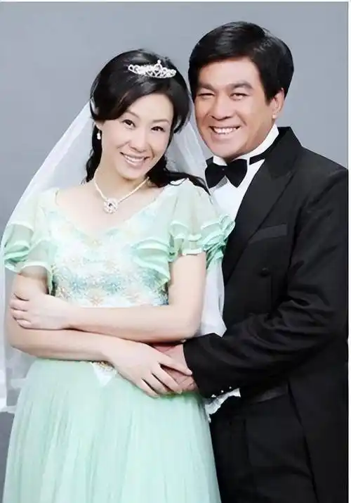 朱时茂和他的妻子范旭霞在当时是一对神仙眷侣般的存在.