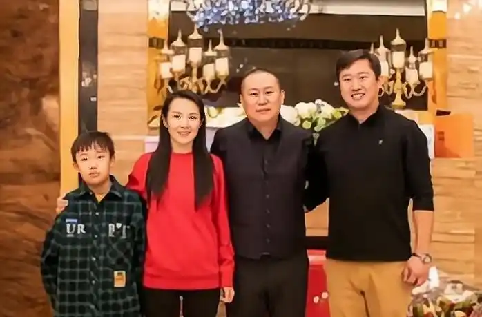 央视主持人管彤:这辈子最正确的决定,是在42岁为普通丈夫生儿子