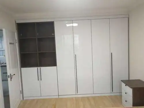 下图深色柜体白色的门好看吗?