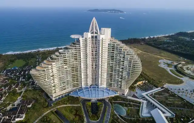 中国首家"七星级酒店",斥巨资36亿坐落在三亚,网友:太豪华了