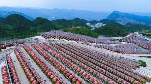 四川省领导视察古蔺郎酒厂 勉励干部员工们再接再厉