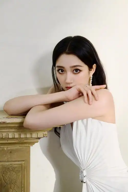 关晓彤深v褶皱裙