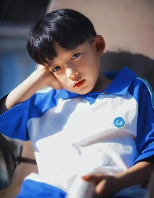 小童星出道对于学业多多少少会有很点影响,而且这位小男孩现在出道,也