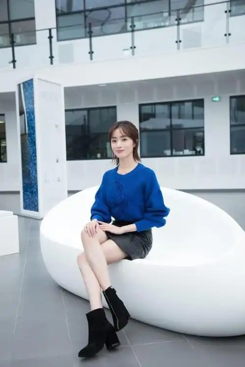 最时髦的冬季穿搭来了胡冰卿拼接外套半裙保暖时髦又个性