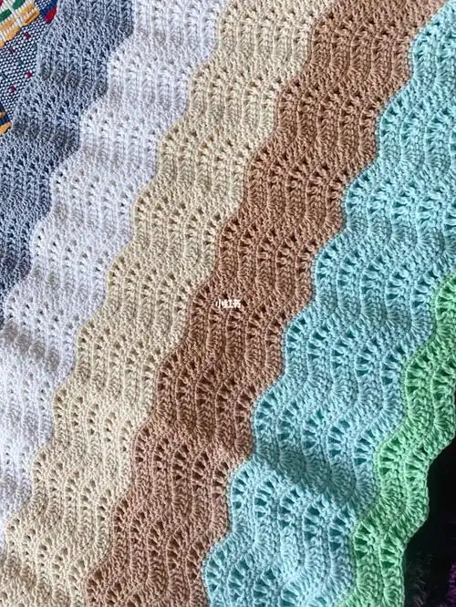 钩了那么多复杂的毯子有些审美疲劳了,正好剩下很多线就用最简单针法