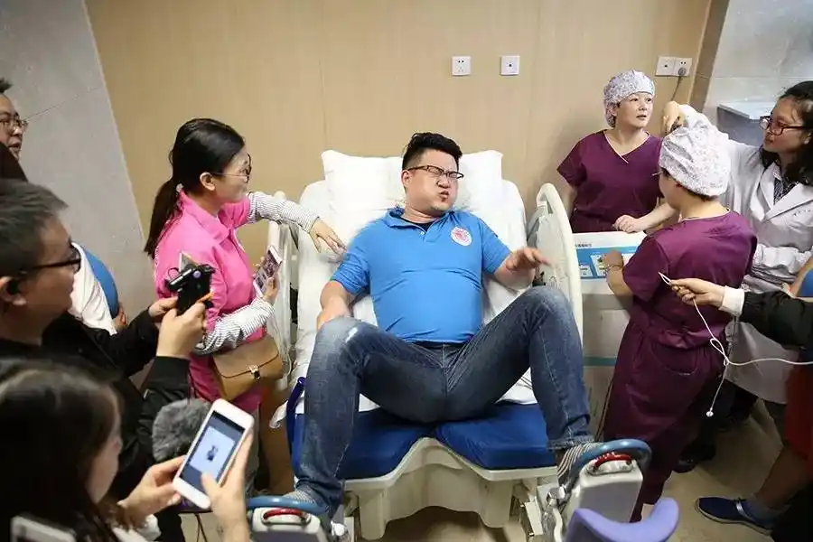 十个大汉体验生孩子疼痛难忍现场一阵阵撕心裂肺惨叫