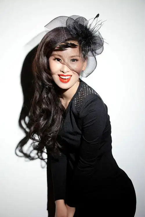 p data-id="gnwxjy7fnt">王雅洁,中国内地女歌手,空政文工团青年歌唱