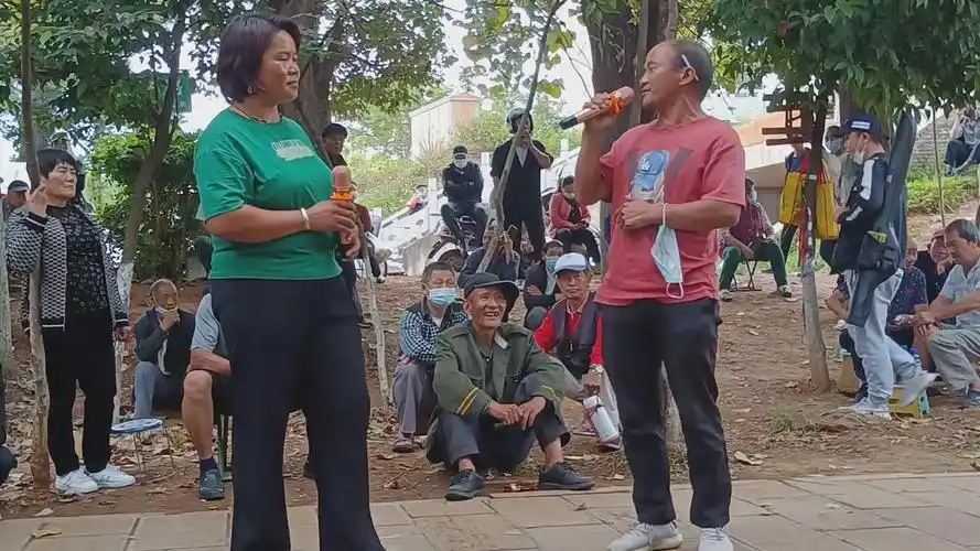 云南山歌搞笑视频啄嘴山歌对唱山歌对唱真人真唱户外唱歌