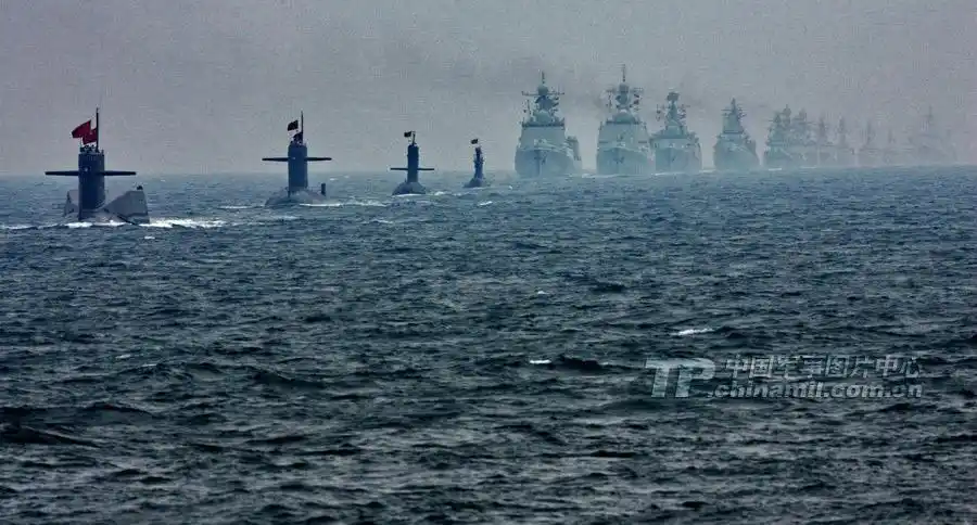 潜艇,水面舰艇参加海军成立60周年海上阅兵. 乔天富 摄