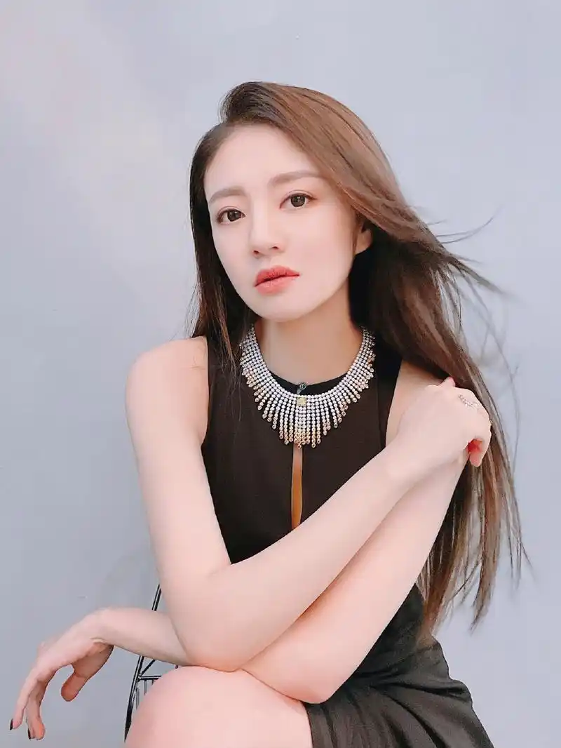 安以轩长发飘飘温婉知性一袭开叉连衣裙气场十足