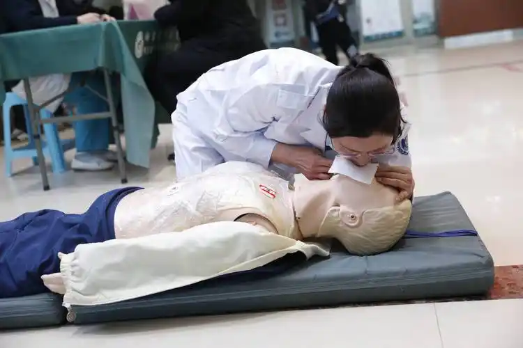 即胸外按压—开放气道—人工呼吸,这种急救方法多用于抢救心源性心脏