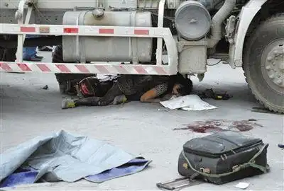 昨日下午6时,事故现场,死亡女童的妈妈趴在车下抱着女儿的遗体不肯