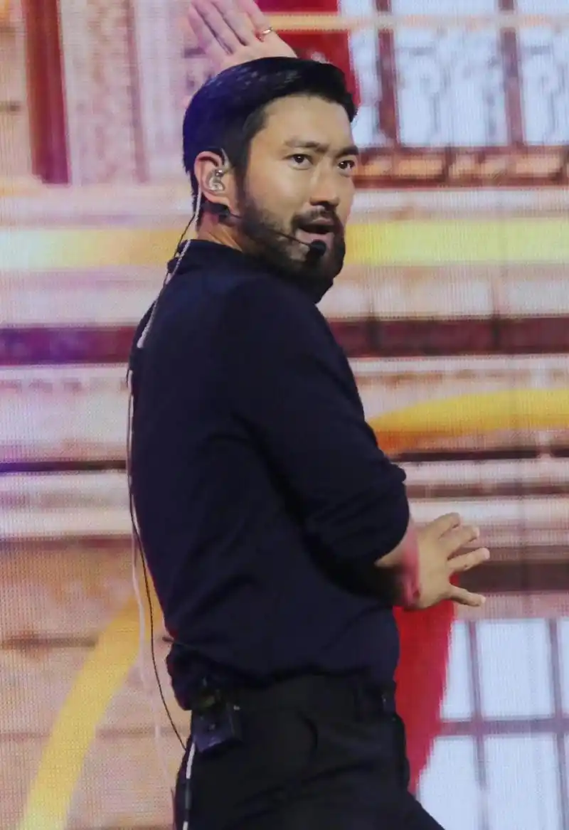 崔始源与刘雯的恋情稳定,婚姻即将来临,但他的形象却发生了巨大的