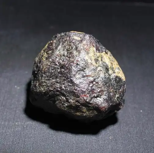 水玉冰魄天然大号石榴石原石把玩毛料红酒红原原矿摆件