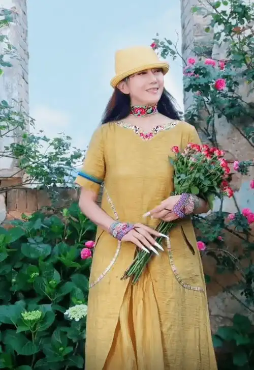 杨丽萍吃超大盆米线,指甲太长把食材撒一桌,曾说不吃主食引争议_舞蹈