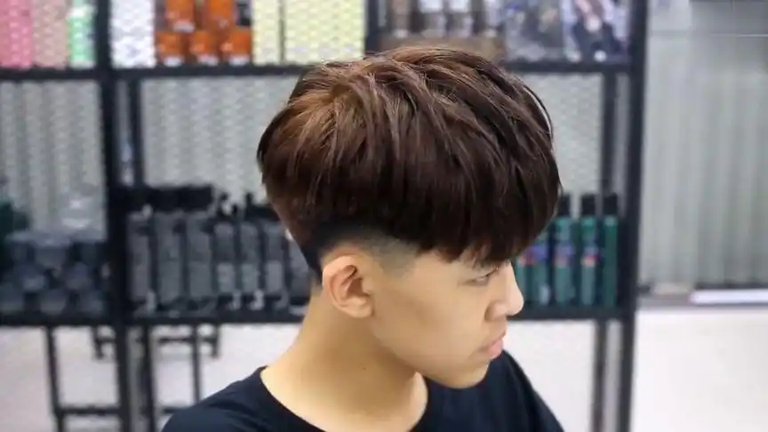 男生"两边掏空"的发型有什么?试试这一款,清爽减龄又帅气