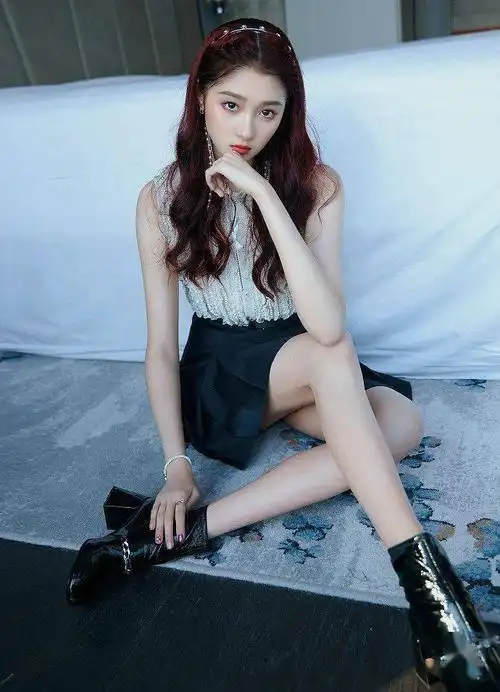 关晓彤穿miu miu上衣 百褶裙拍写真 清纯甜美精致迷人