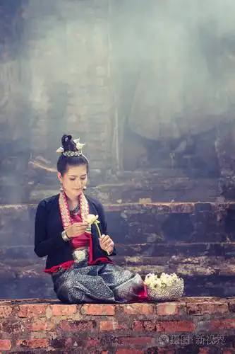 古代泰国美女的复古服饰泰国风格的坐