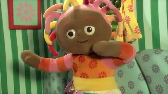 看呀,唔西迪西的小床在追着叮叮车跑呢~ 花园宝宝