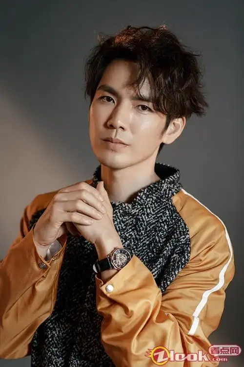 钟汉良最新杂志封面发布 眼神深邃卷发迷人 - 明星图片新闻 - 新闻