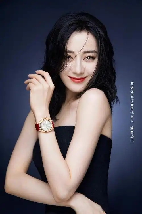 专题稿自沛光芒沛纳海全球品牌代言人迪丽热巴优雅诠释沛纳海piccolo