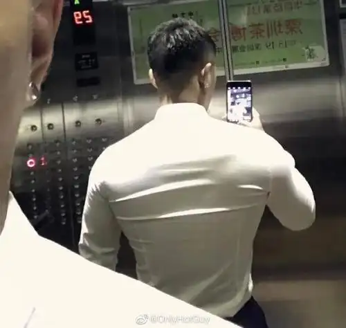 这张肌肉男背影照让网友不淡定了_健身