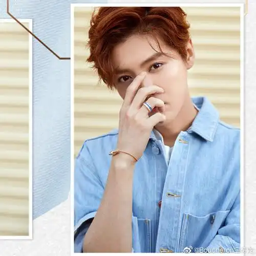 以牛仔装扮打造色彩的碰撞,quatre blue戒指与鹿晗@m鹿m随性演绎巴黎