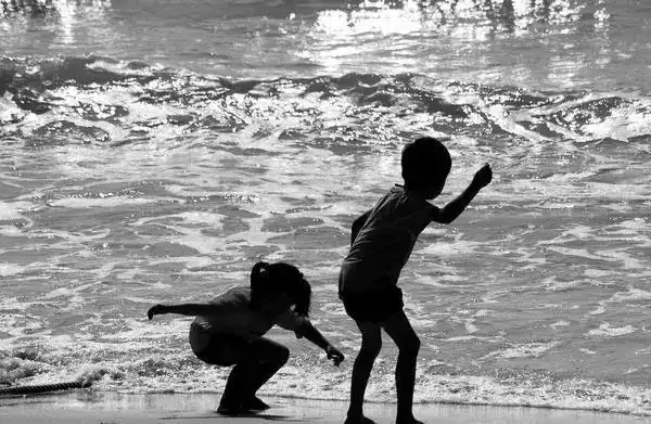 小河里游泳摸鱼就是放学后和小伙伴们一起对夏天最大的期待那时候▼