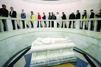 综合  上午8:45起,参观中山陵祭堂和墓室的游人开始排队进入,中山陵园